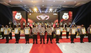Sejumlah Penghargaan Diberikan Pada Acara Kapolda Jatim Award 2022