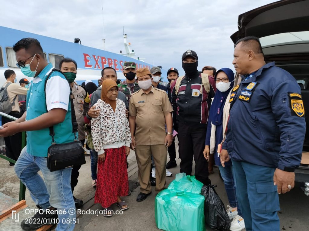 Gerakan Pengawalan Bantuan Kemanusiaan Rujuk Dua ODGJ Asal Bawean Ke RS Menur Surabaya