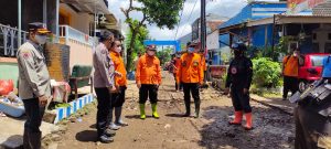 Kapolres Jember Kunjungi Langsung dan Tangani Korban Banjir
