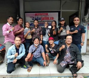 Terapkan Prokes Ketat, Potong Tumpeng Acara Syukuran Peresmian Kantor Redaksi Radarjatim.co