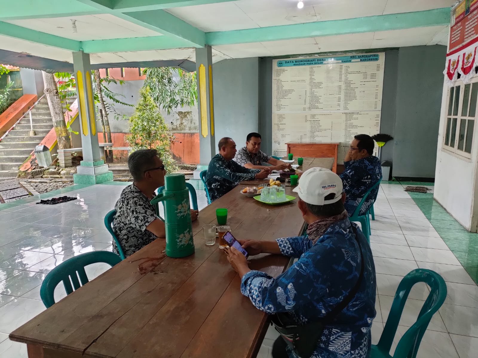 Keterangan Foto : Untuk mempercepat pendataan ulang wajib pajak, Kepala UPT. Unit pelayanan pajak wilayah Bawean yang baru didampingi Kasubag turun langsung ke Pemdes yang berada di wilayah Sangkapura.