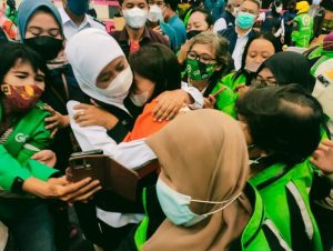 Di Awal Tahun Baru 2022, Gubernur Khofifah Berbagi Keceriaan Bersama Ratusan Driver Ojek Online Wanita
