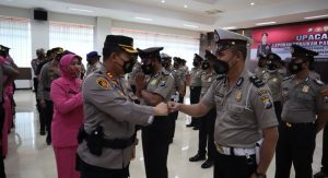 Di Awal Tahun 2022 Kapolres Gresik AKBP Moch Nur Aziz Pimpin Jalannya Upacara Kenaikan Pangkat 79 Anggotanya