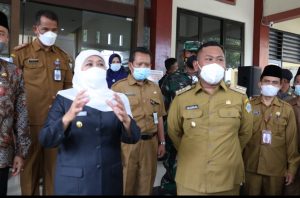 Gubernur Jatim Khofifah Didampingi Bupati Gresik Tinjau PTM SMAN Cerme l, Diminta PTM Harus Disiplin Prokes