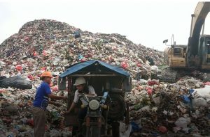 Demi Penuhi Kebutuhan Hidup, Janda Cantik 3 Anak Rela Jadi Pengangkut Sampah