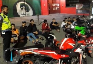 Polres Gresik Gelar Razia Balap Liar, Belasan Remaja Dorong Sepeda Motor ke Mapolres Gresik
