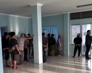 Penumpang Kapal Seperti Pengamen Berdiri Lama Antri Beli Tiket di Pelabuhan Bawean