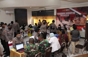 VAKSINASINASI BOOSTER SEREMPAK DI MAPOLRES BANGKALAN TERHADAP TNI-POLRI, ASN DAN MASYARAKAT UMUM