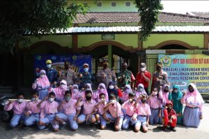 Kapolres Gresik AKBP Moch. Nur Aziz Tinjau Vaksinasi Ratusan Anak di SDN 57 Gresik