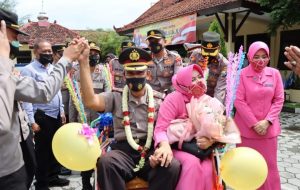 Purna Tugas, Kapolsek Sananwetan Diantar Naik Becak Oleh Kapolres Blitar Kota