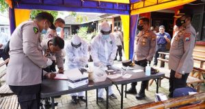 Wujudkan Lingkungan Bebas Covid-19, Puluhan Personil Polres Bangkalan Lakukan Swab Rutin