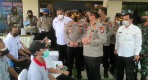Wakapolda Jatim Tinjau Vaksinasi Lansia di Polsek Driyorejo