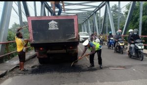 Antisipasi Kemacetan, Polantas Driyorejo Polres Gresik Urug Jalan Berlobang