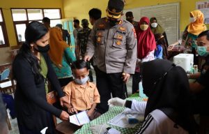 Kapolres Gresik AKBP Moch.Nur Aziz Tinjau Vaksinasi Sekolah di Daerah Perbatasan Gresik