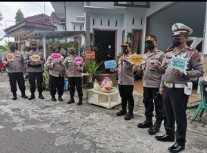Laksanakan Program SEMANGAT, Kapolres Blitar Kota Berikan Vitamin Kepada Anggota yang Isoman