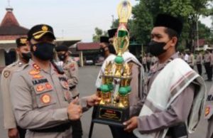 Kapolres Pasuruan Kota Beri Penghargaan Kepada Tim Hadrah At-Taqwa