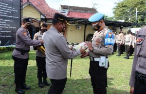 Antisipasi Anggotanya Terpapar Covid, Kapolres Blitar Kota Bagikan Vitamin Kepada Seluruh Anggota