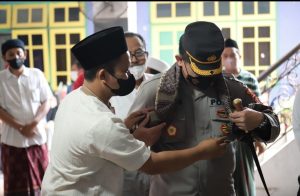 Surprise, Kapolres Gresik AKBP Moch. Nur Aziz Kaget, Spontanitas Dikalungi Sorban Saat Meninjau Vaksinasi Booster
