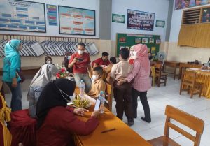 Tingkah Laku Anak Kecil Ketika Lihat Temannya Divaksin, Briptu Navynda Temani Anak SD Saat Vaksinasi Covid-19