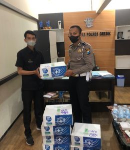PT.Sekawan Kosmetik Wasantara Berikan Bantuan Handsinitizer pada Warga  Gresik