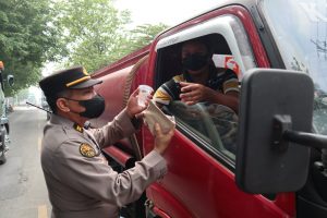 Terjebak Macet di Pantura, Polsek Manyar  Polres Gresik Bagikan Nasi Bungkus dan Air Mineral Kepada Sopir