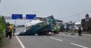 Insiden Laka Lantas  Bus dan Truk di KM 4.400 di Tol Surabaya Ruas  Jalan Raya Dupak Arah Perak