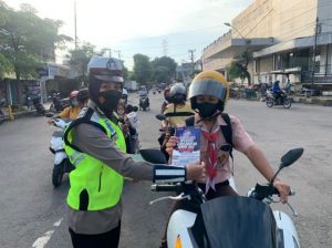 Satlantas Polres Gresik Bagikan Masker Dan Handsanitizer ke Pengendara