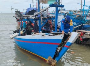 Insiden Laka Laut KMN. Maju Lancar Pecah Lambung Lonas Depan Di Pelabuhan Perikanan Bawean