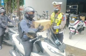 Satlantas Polres Gresik Berikan Bingkisan Paket Sembako Bagi Pengandara yang Tertib Berlalu Lintas