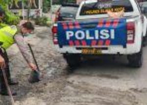 Cegah Laka Lantas, Satlantas Polres Blitar Kota Tambal Jalan Berlubang di Beberapa Titik