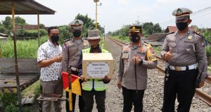 Polres Blitar Kota Peduli Supeltas Penjaga Perlintasan Kereta Api Tanpa Palang Pintu