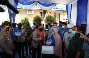 Kapolda Jawa Timur Tinjau Vaksinasi Masyarakat Pesisir di Gresik