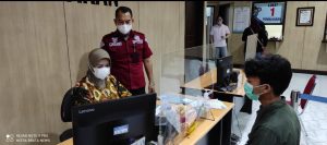 Pengendara Dapat Penghargaan dari Kapolres Gresik Setelah Latihan Praktek 16 Kali Hingga Malam di Satlantas