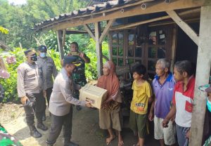 Kapolres Blitar Kota Bersama Dandim 0808 Tinjau Dan Bantu Korban Puting Beliung Dusun Gambar Sumberasri Nglegok