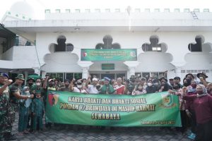 Patuhi Program Pimpinan, Danpomdam V/Brawijaya, Kerahkan Personelnya Gelar Karya Bhakti dan Bhakti Sosial ke Masjid Rahmat Peninggalan Sunan Ampel