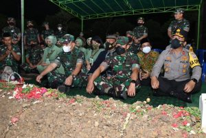 Pangdam V/Brawijaya Dampingi KSAD Jenderal TNI Dudung Abdurachman ke Rumah Duka Almarhum Sertu Eka.