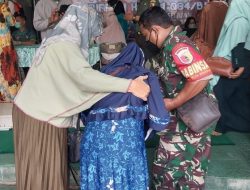 Kesulitan Berjalan, Nenek Tutik Dibopong Prajurit TNI Saat Vaksin Booster