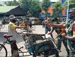 Kodim 0832/Surabaya Selatan Bagikan Sembako Kepada Tukang Becak