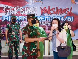 Pangdam V/Brawijaya beserta Ketua Persit Kartika Chandra Kirana Tinjau Pelaksanaan Vaksinasi di PTC Surabaya