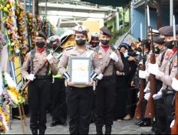 Polres Gresik Beri Penghormatan Terakhir Aiptu Jailani