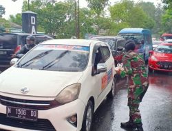 Kowad dan PNS Hubdam V Brawijaya Bagi Takjil Bagi Pengguna Jalan