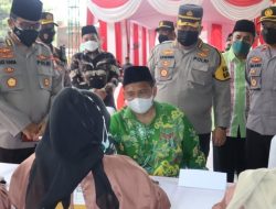 Polda Jatim Bersama Ketua PCNU Gresik Gelar Vaksinasi di Ponpes Darul Ihsan Menganti