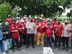 GOP News Mitra Polres Gresik Gandeng Panceng Kita, Peduli Sesama Bagikan Takjil dan Sembako di Bundaran GKB
