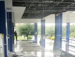 Akibat Angin Puting Beliung, Plafon Depan Ruang Tunggu Penumpang UPBU Harun Thohir Bawean Ambrol