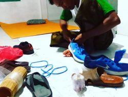 Mahasiswa STIT Asal Bawean, Kreatif Jual Jasa Jahit Sandal dan Sepatu Untuk Biaya Kuliah.
