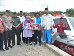 Bupati Gresik Serahkan Bantuan 1 Unit Ambulan Laut di Dermaga Pamona