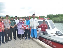 Danramil 0817/17 Sangkapura Dampingi Bupati Gresik Serahkan Bantuan 1 Unit Ambulan Laut dan Tinjau Progres PLTS Pulau Gili
