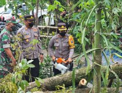 Akibat Angin Puting Beliung Rumah Warga Ponggok Blitar Rusak, Polres Blitar Kota Kunjungi Korban Terdampak