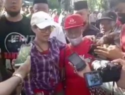 Warga Simo Gunung Geruduk Balai Kota Surabaya, Pendemo : Walikotae Banci !!! Gak Wani Nemoni Wargae