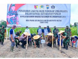 Pangdam V/Brawijaya Tanam Bibit Jagung Dalam Rangka Ketahanan Pangan